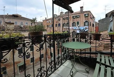 Sleep In Italy Biennale Apartment Venice
